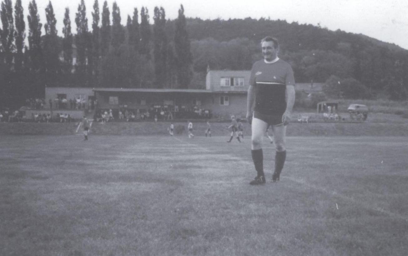 Škola, středisková obec a rekonstrukce hřiště (1969–1993)